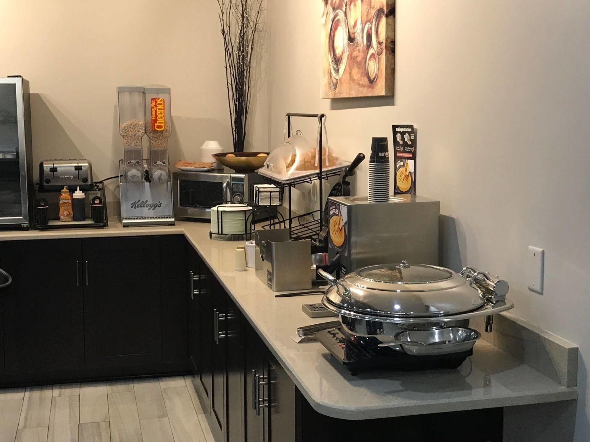 Quality Inn & Suites Lincoln Near I-55 Ngoại thất bức ảnh